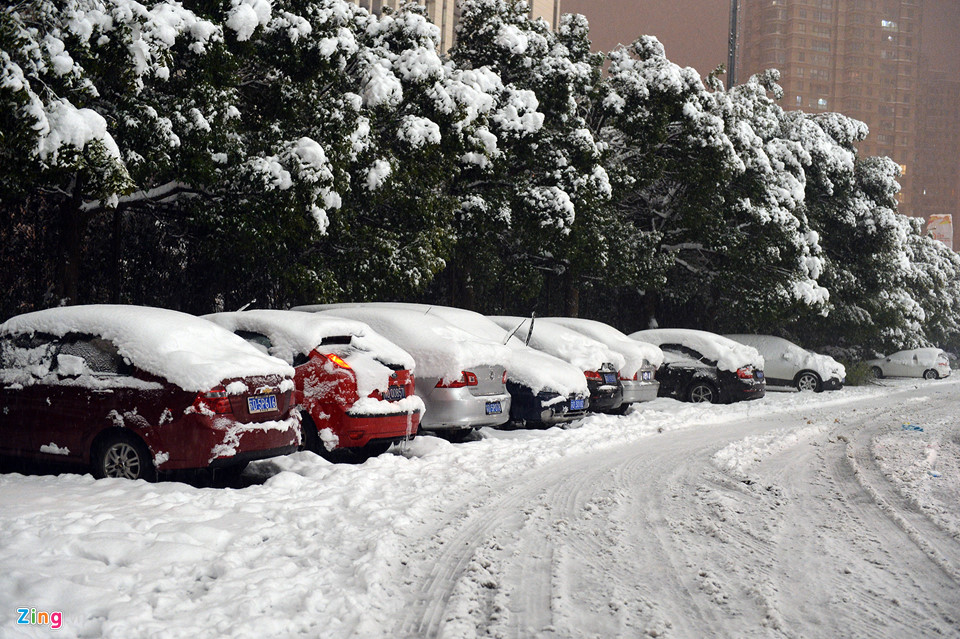 Hàng nghìn ôtô ở Thường Châu bị tuyết phủ nhiều ngày